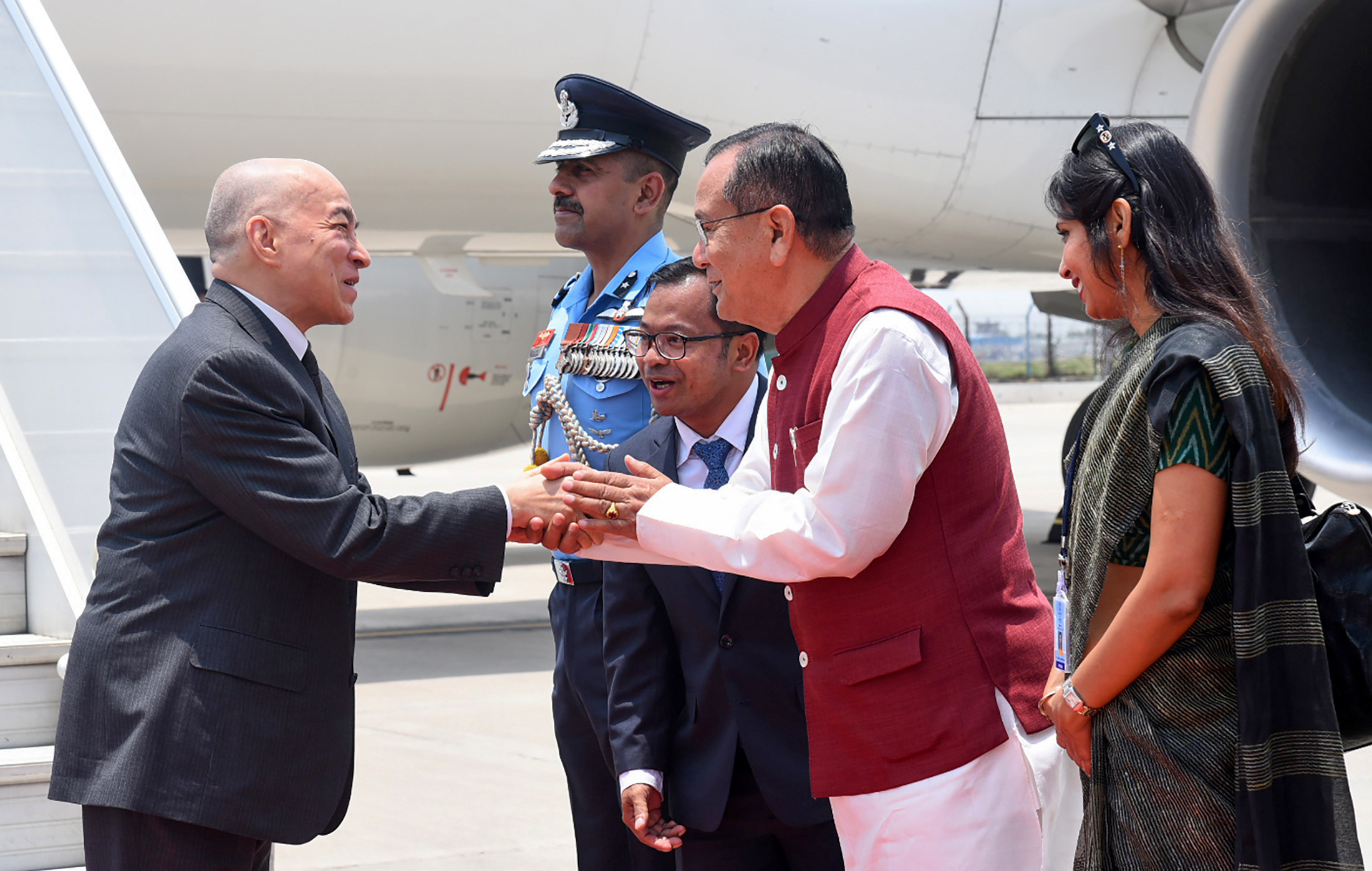 Guard of honour presented to King Norodom Sihamoni of Cambodia at Rashtrapati Bhavan