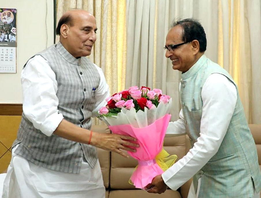 Shivraj Singh Chouhan welcomes Rajnath Singh in Bhopal