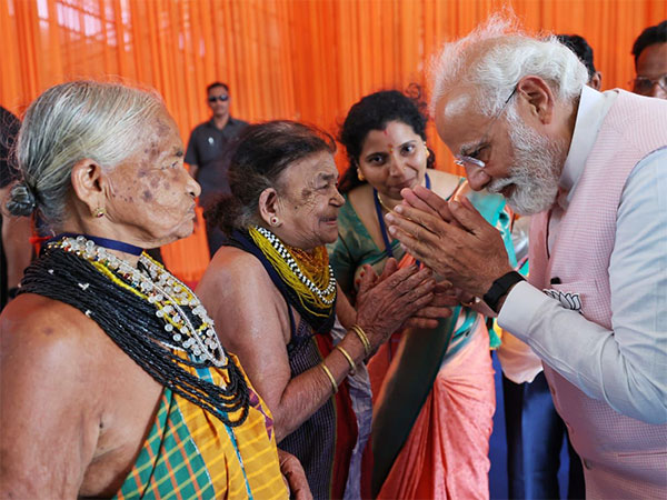 PM Modi seeks blessings of Padma awardees Tulsi Gowda and Sukri Bommagowda