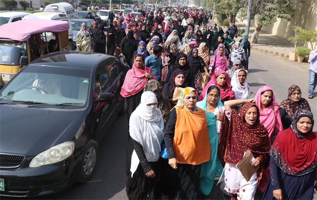 Women protest over unpaid salaries under ‘Kamyab Khwateen’