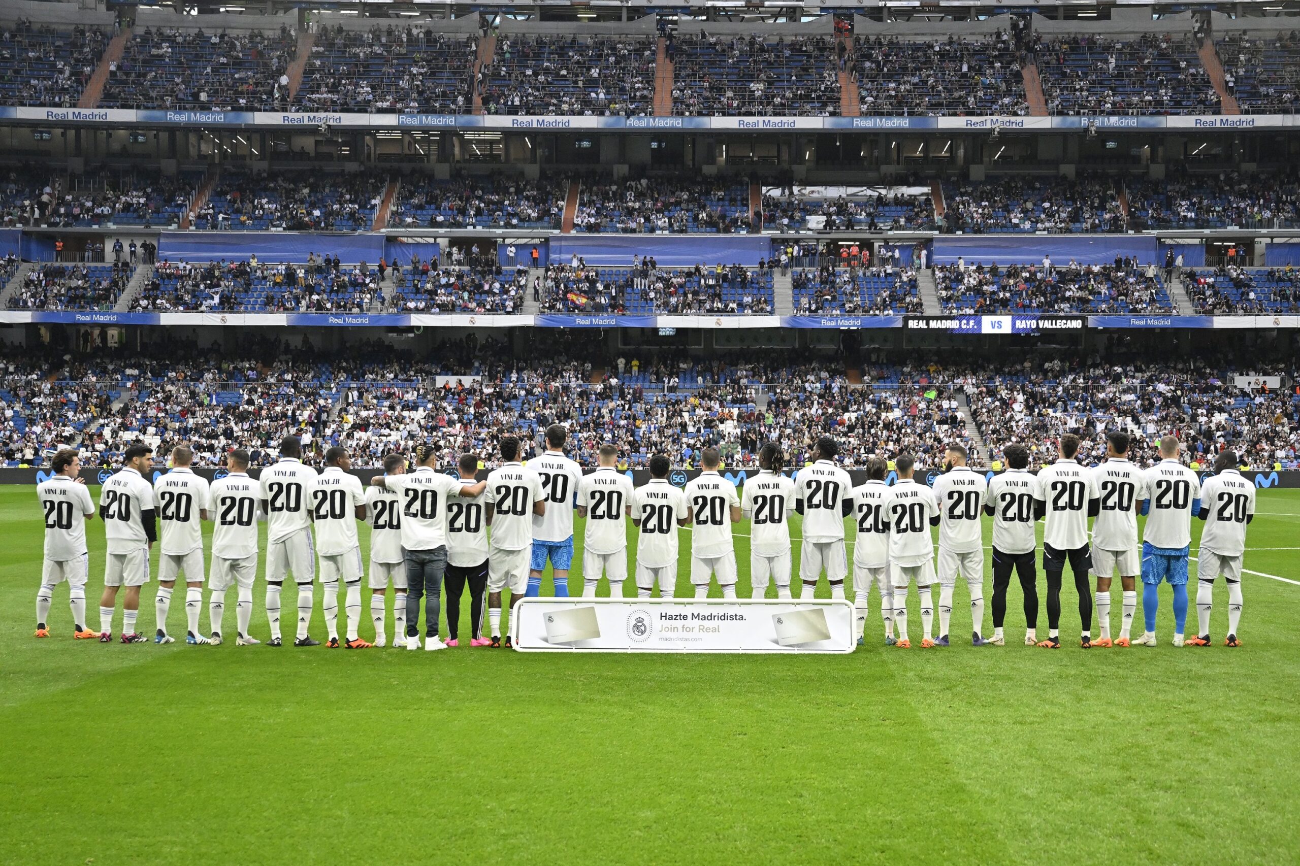 Players and fans honor Vinícius after racial abuse