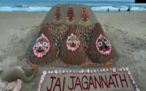 Sudarsan Pattnaik makes Lord Jagannath art at Puri beach