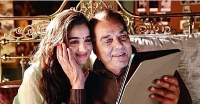 What Is Alia Bhatt Showing Dharmendra In This Unseen Viral Picture? Find Out