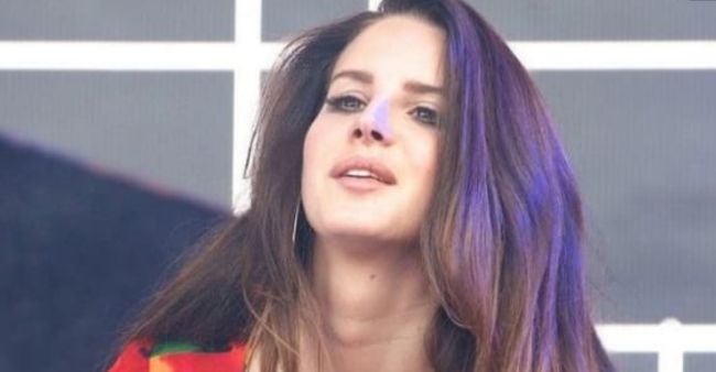 Lana Del Rey Gets Slammed And Called ‘Unprofessional’ For Arriving 30 Minutes Late At Glastonbury Festival
