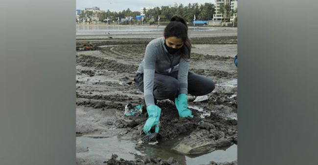 World Environment Day: Producer Pragya Kapoor Participates In Beach Clean-Up Initiative