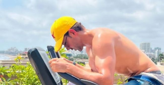 Hrithik Roshan Posts Racy, Shirtless Picture; Fans React