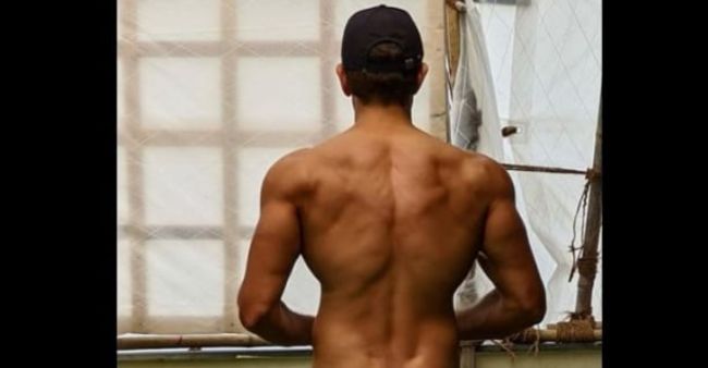 Hrithik Roshan Flaunts His Ripped Back In New Shirtless Picture