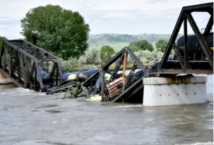 Freight train carrying scalding hot asphalt plunge into Yellowstone River