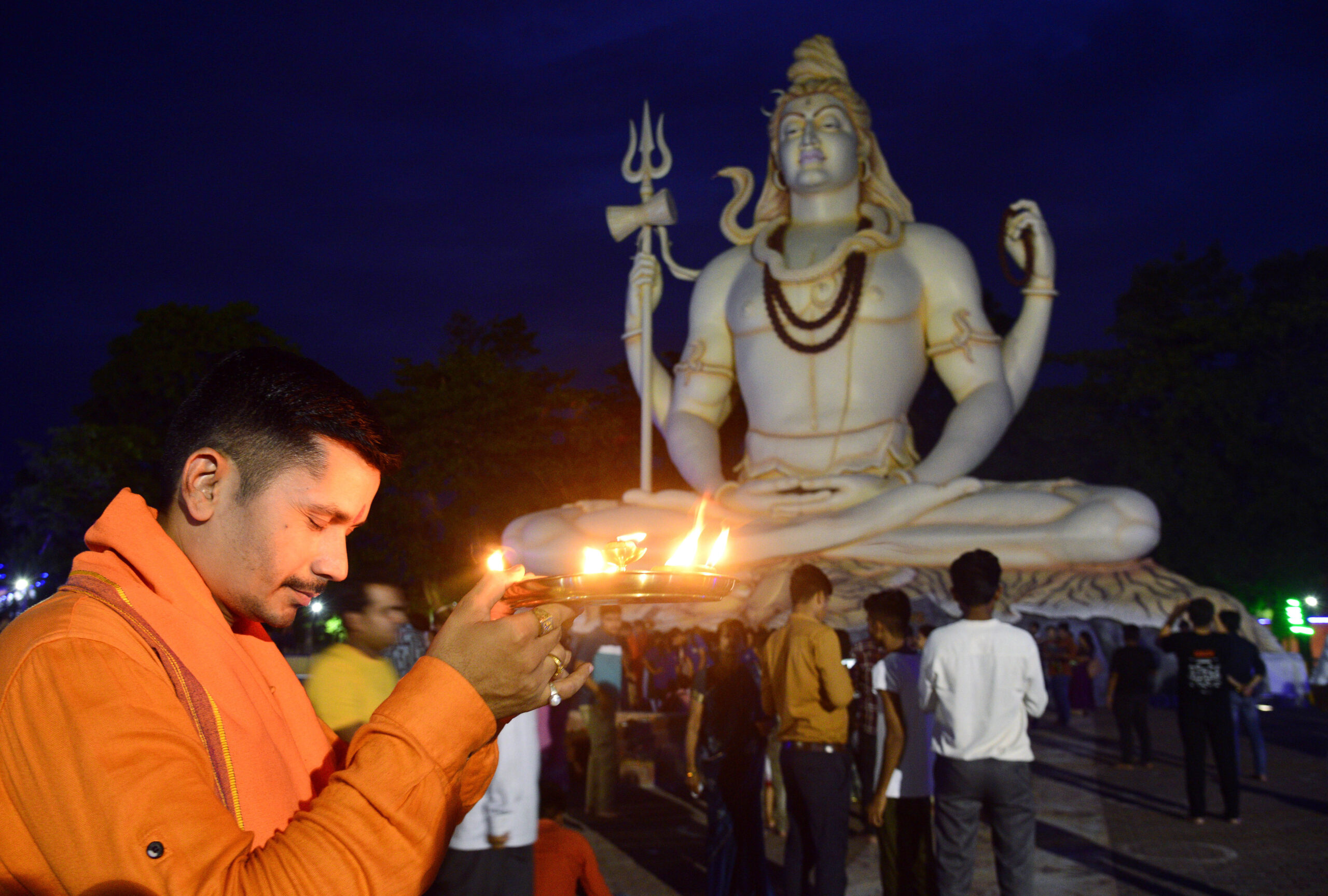 Pandit Surendra Shastri offers prayers to Lord Shiva on first day of Sawan