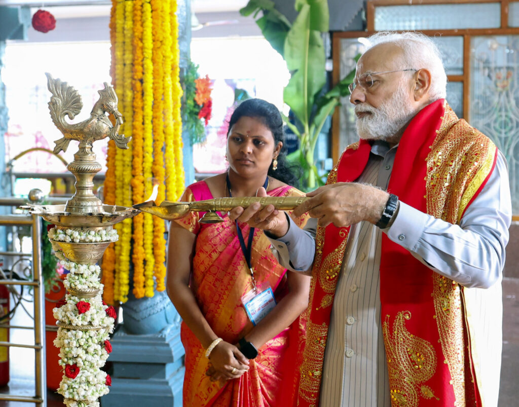 Prime Minister Narendra Modi Offers Prayers At Bhadrakali Temple - The ...