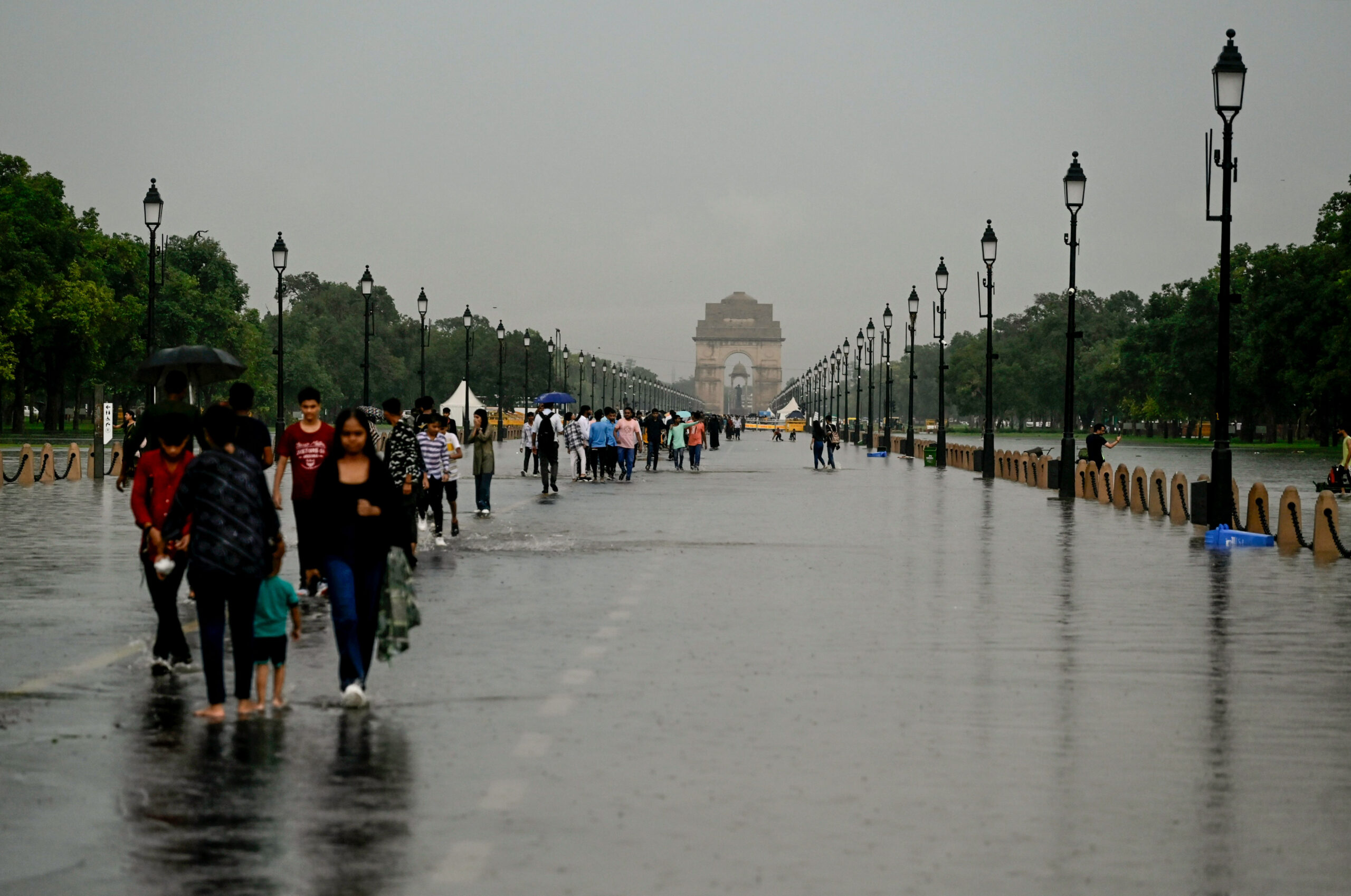 Road caves near India Gate, disrupts traffic