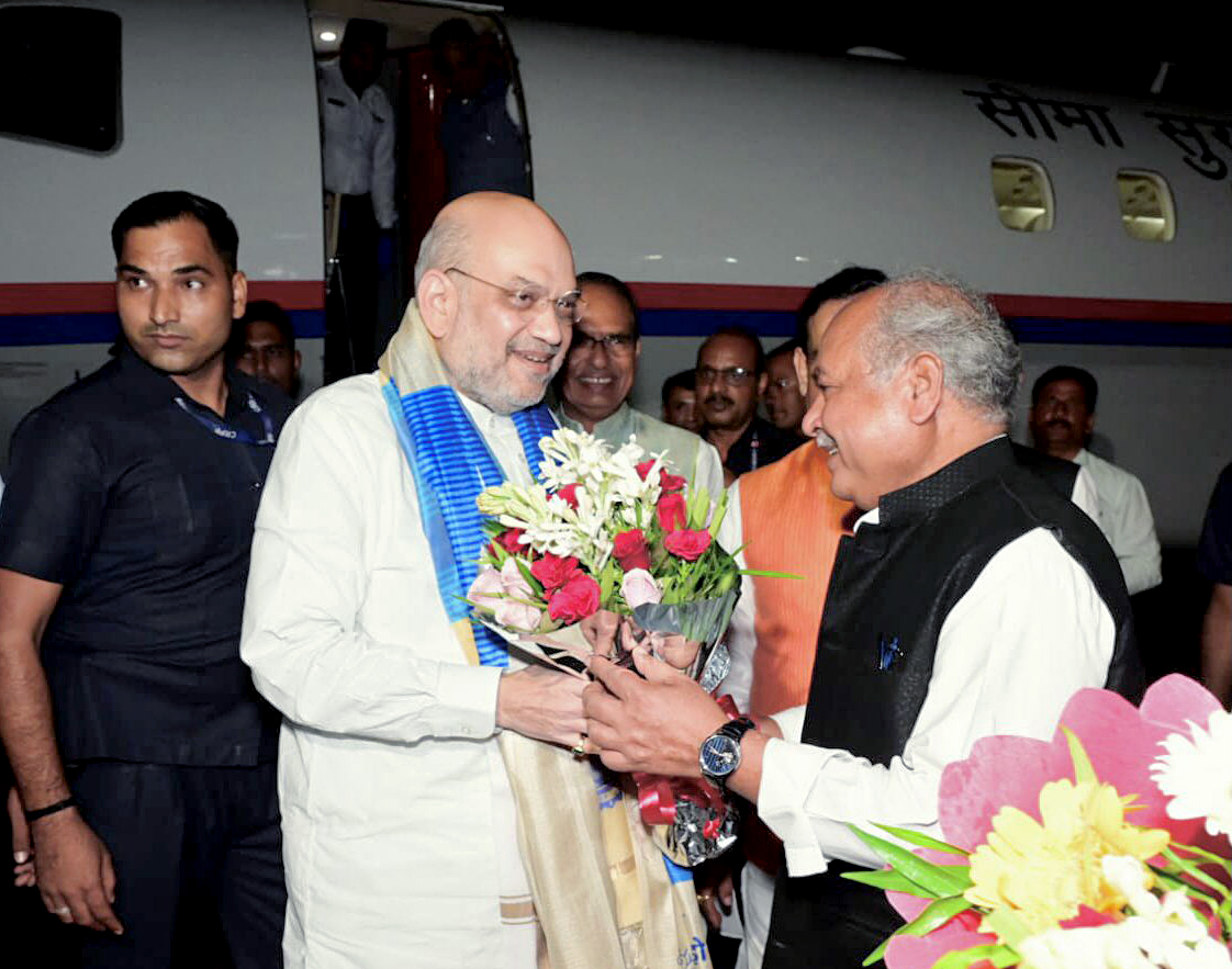 Amit Shah being welcomed by Narendra Singh Tomar on his arrival