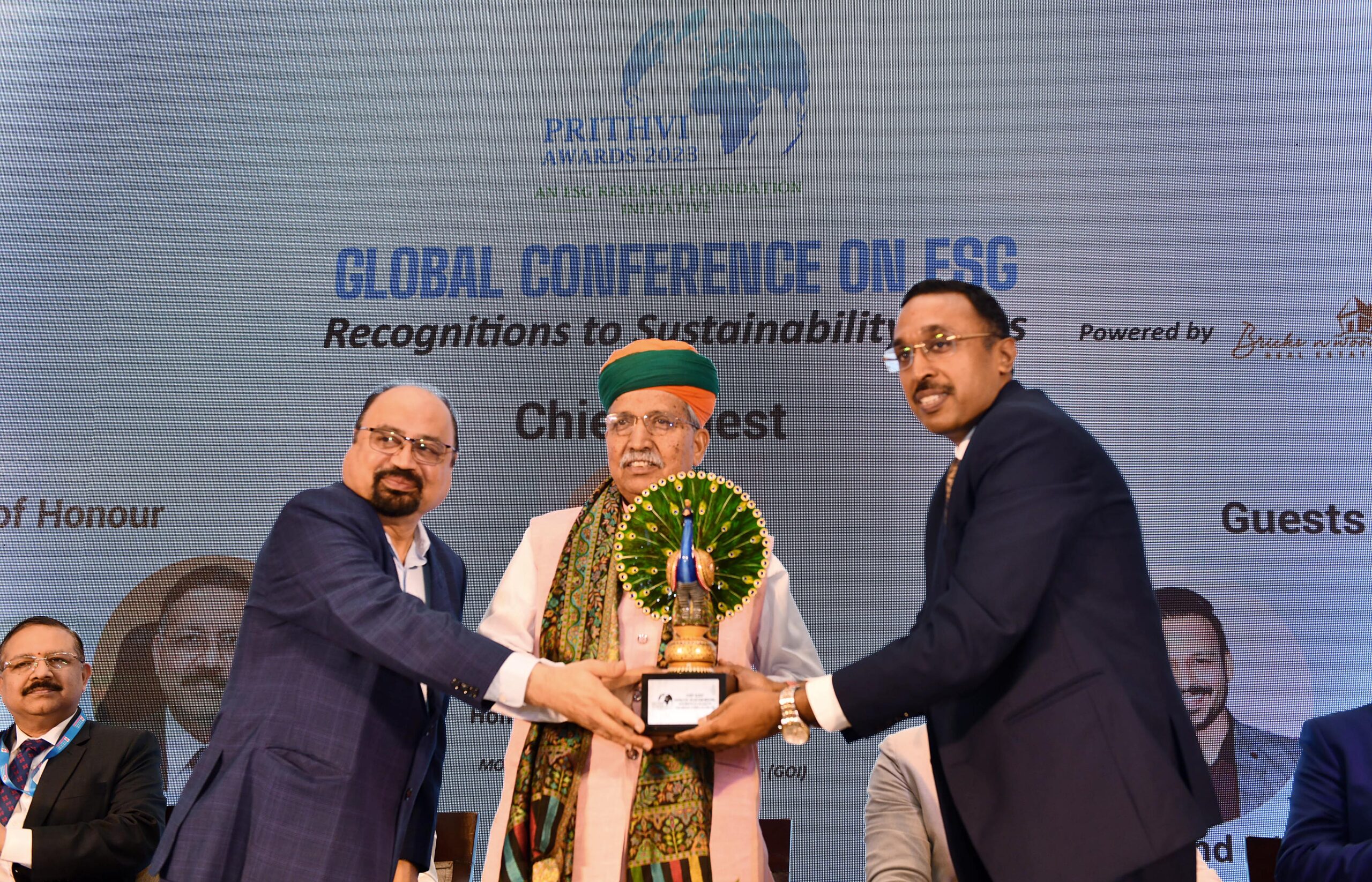 Arjun Ram Meghwal being felicitated during the Global Conference on ESG and Prithvi Awards-2023