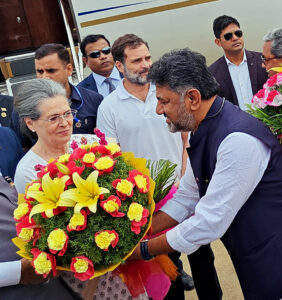 Second Opposition meet: Congress party leader Sonia Gandhi being welcomed