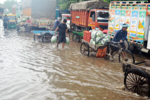 UP: Heavy rain lashes Lucknow, waterlogging in multiple areas