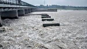 Yamuna water level on decline still above danger mark, Know everything