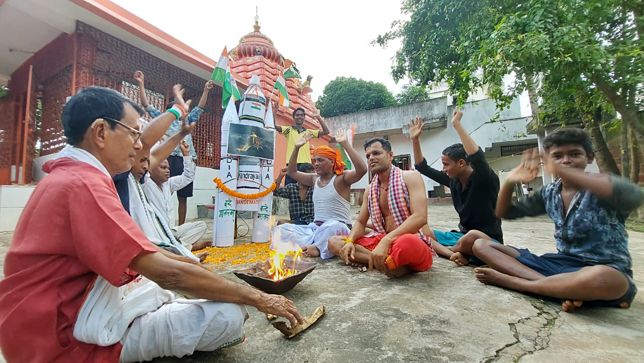 People perform ‘havan’ and offer prayers for the successful landing of Chandrayaan-3