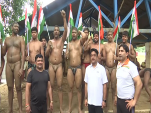 Wrestlers of Hanuman Akhada take part in ‘Har Ghar Tiranga’ campaign