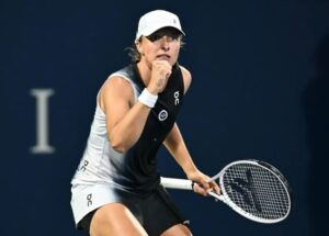 Swiatek outlasts Karolina in a rain-delayed match