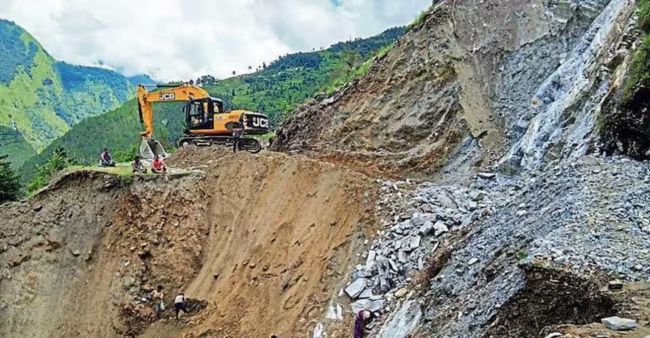Uttarakhand: Badrinath National Highway blocked due to lanslide