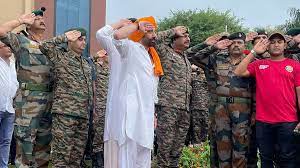 Sunny Deol hoists flag along with soldiers at MHOW