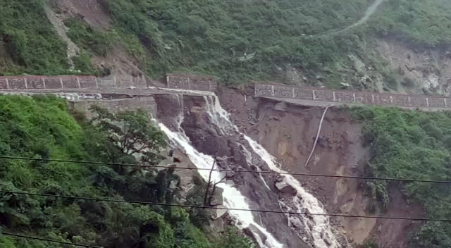Gangotri National Highway near Bhatwadi closed due to falling debris