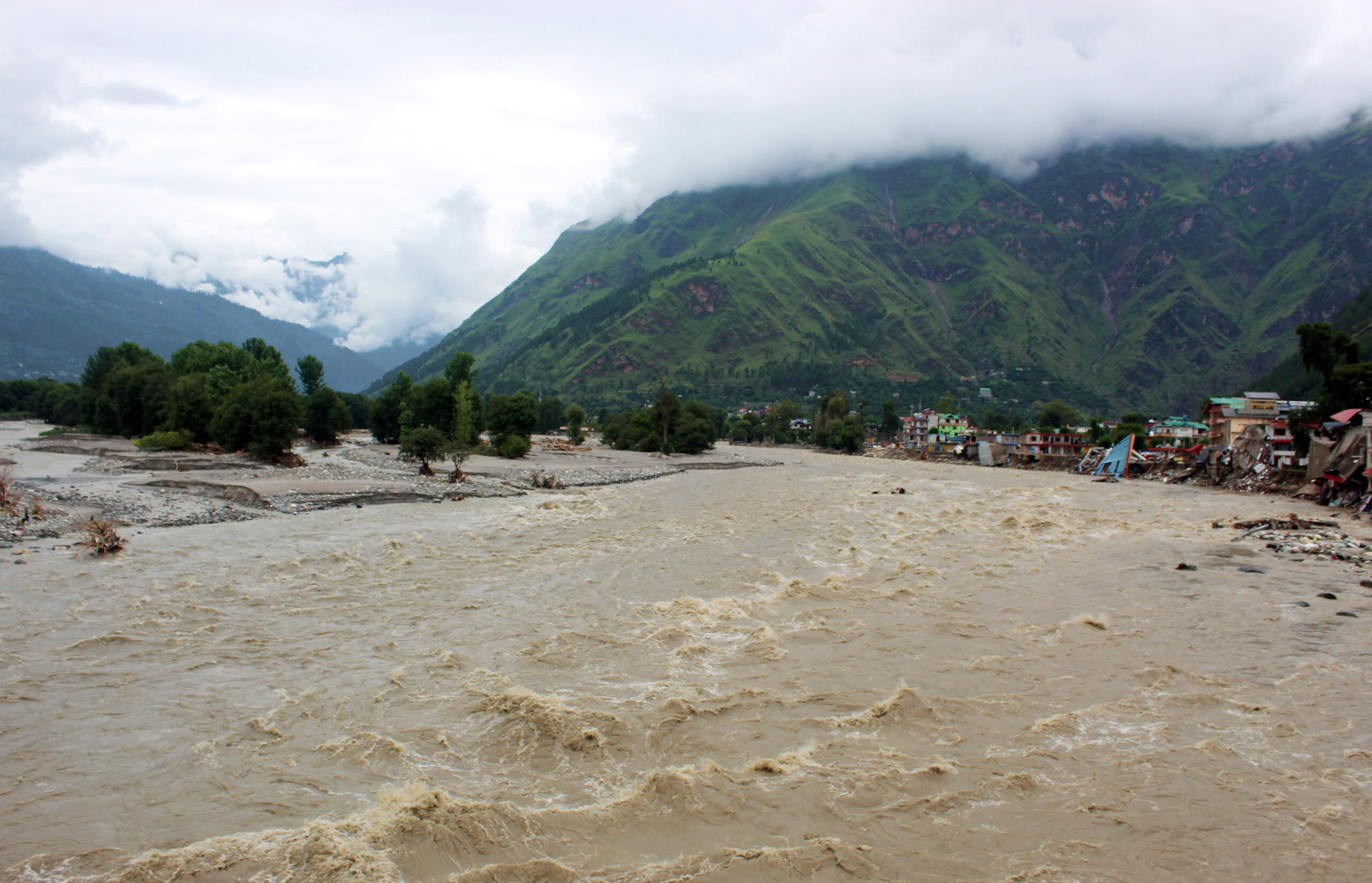 Himachal Pradesh: Kullu-Mandi Highway damaged after heavy rainfall, leaving stranded vehicles