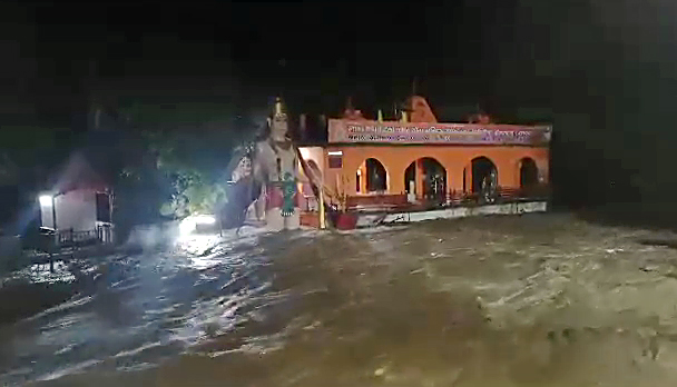 Uttarakhand : Part of Tapkeshwar Mahadev temple in Dehradun collapses due to rainfall