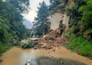 Uttarakhand Landslide: Due to debris, the Almora-Haldwani NH is obstructed.