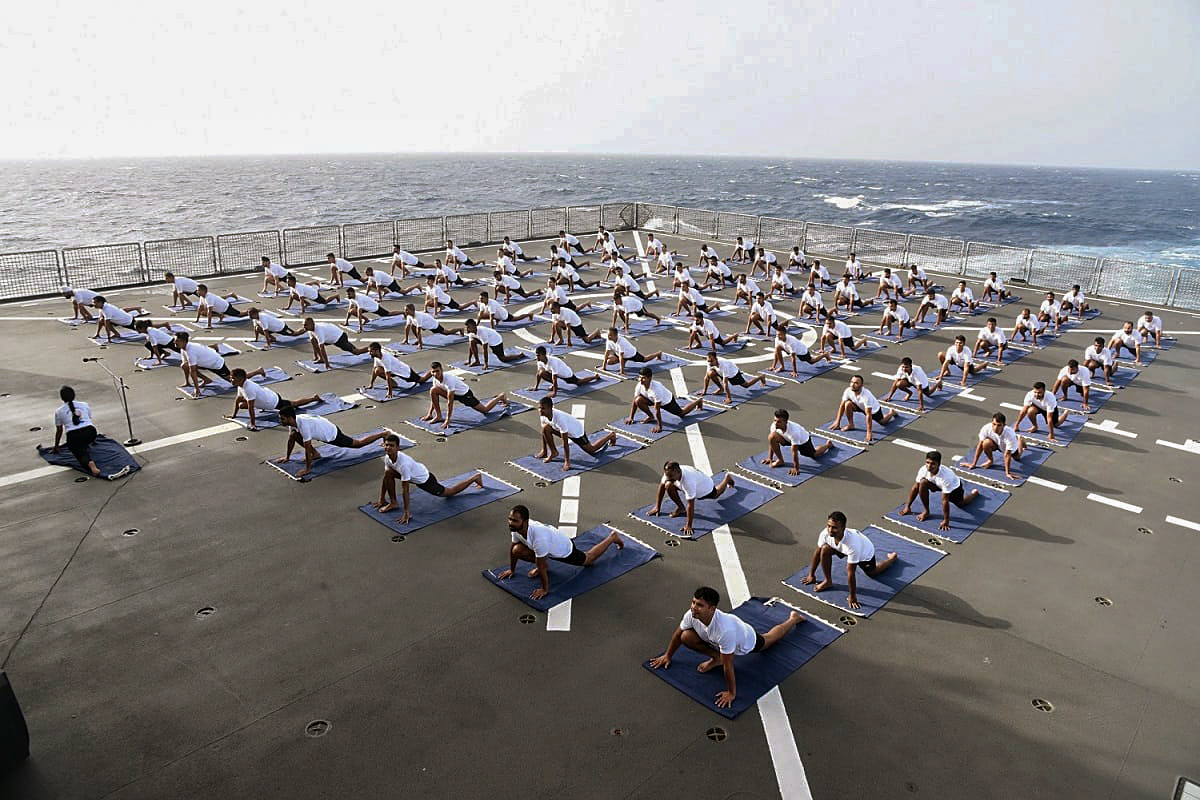 Papua New Guinea: Indian Naval teams perform Yoga at Port Moresby harbor