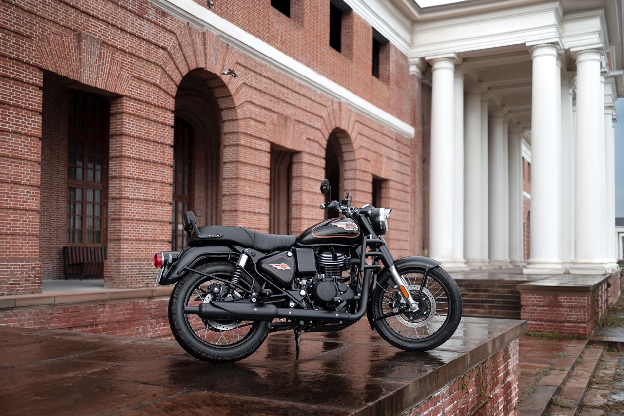 Iconic Royal Enfield Bullet Returns,  gets many tech advancements