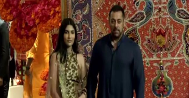 Salman Khan Arrives With Desi Swag At Ambani Family’s Grand Puja