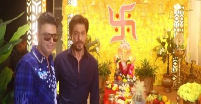Shah Rukh Khan Visits Bhushan Kumar’s Office For Ganpati Darshan