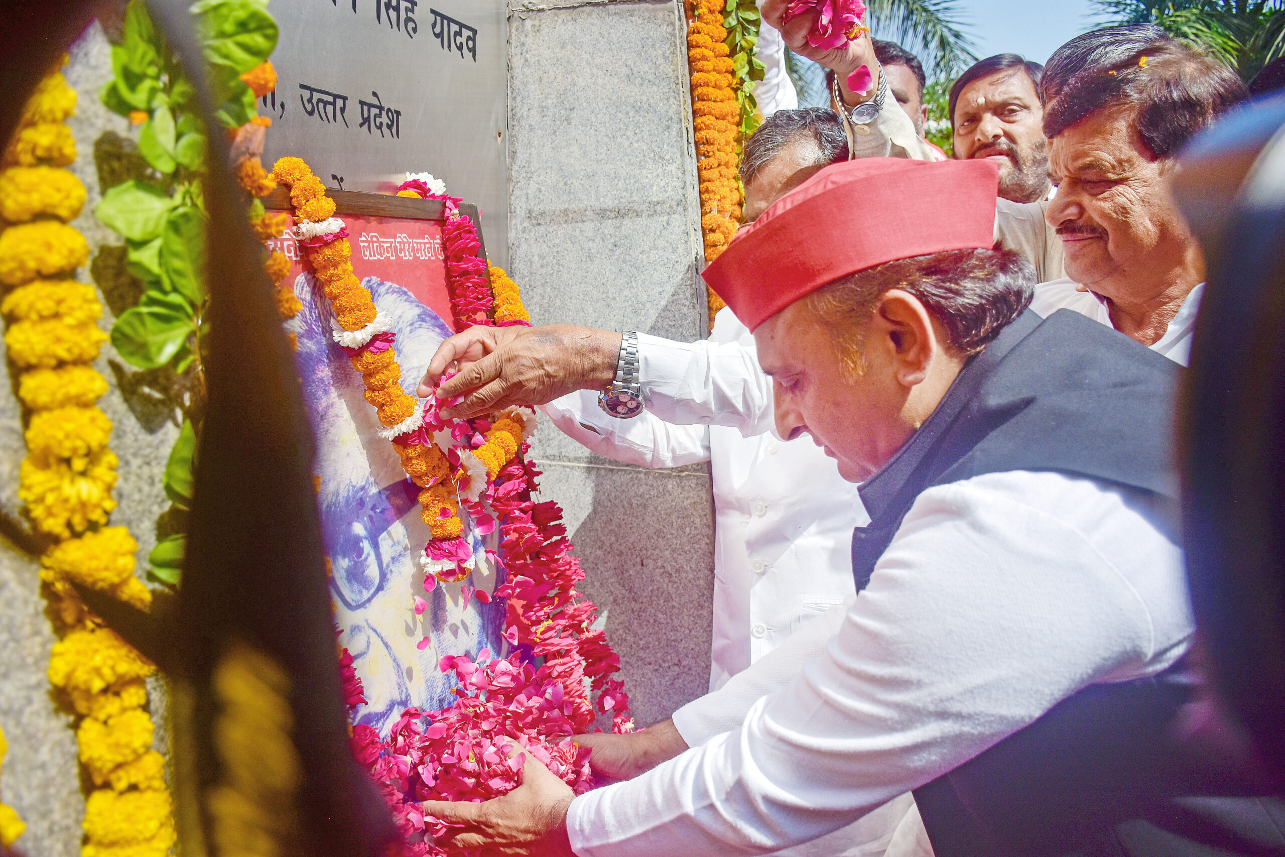 Akhilesh Yadav pays tribute to Dr. Lohia, targets BJP govt