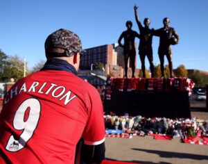 Man United draws inspiration in first home game since Bobby Charlton’s death