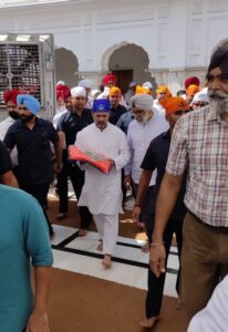 Rahul Gandhi offers prayers at Golden Temple in Amritsar