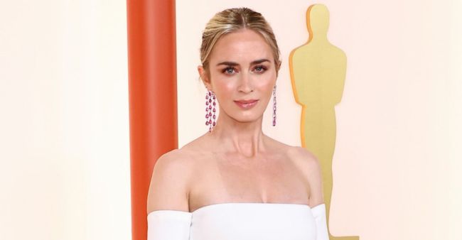 Emily Blunt criticized to call out waitress ‘enormous’