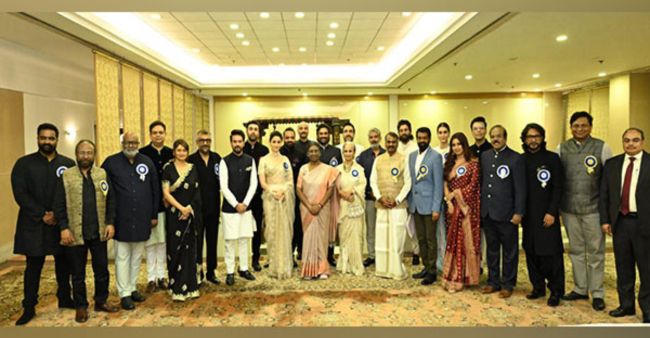 National Film Awards Winners pose with President Droupadi Murmu