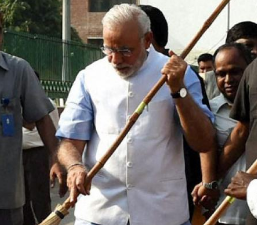 PM Modi participates in Swachh Bharat campaign with Ankit who started 75-day challenge