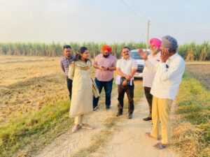 DC Aashika Jain visits the farmers who set an example by adopting alternative ways to manage stubble