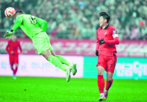 Son, Hwang propel South Korea 5-0