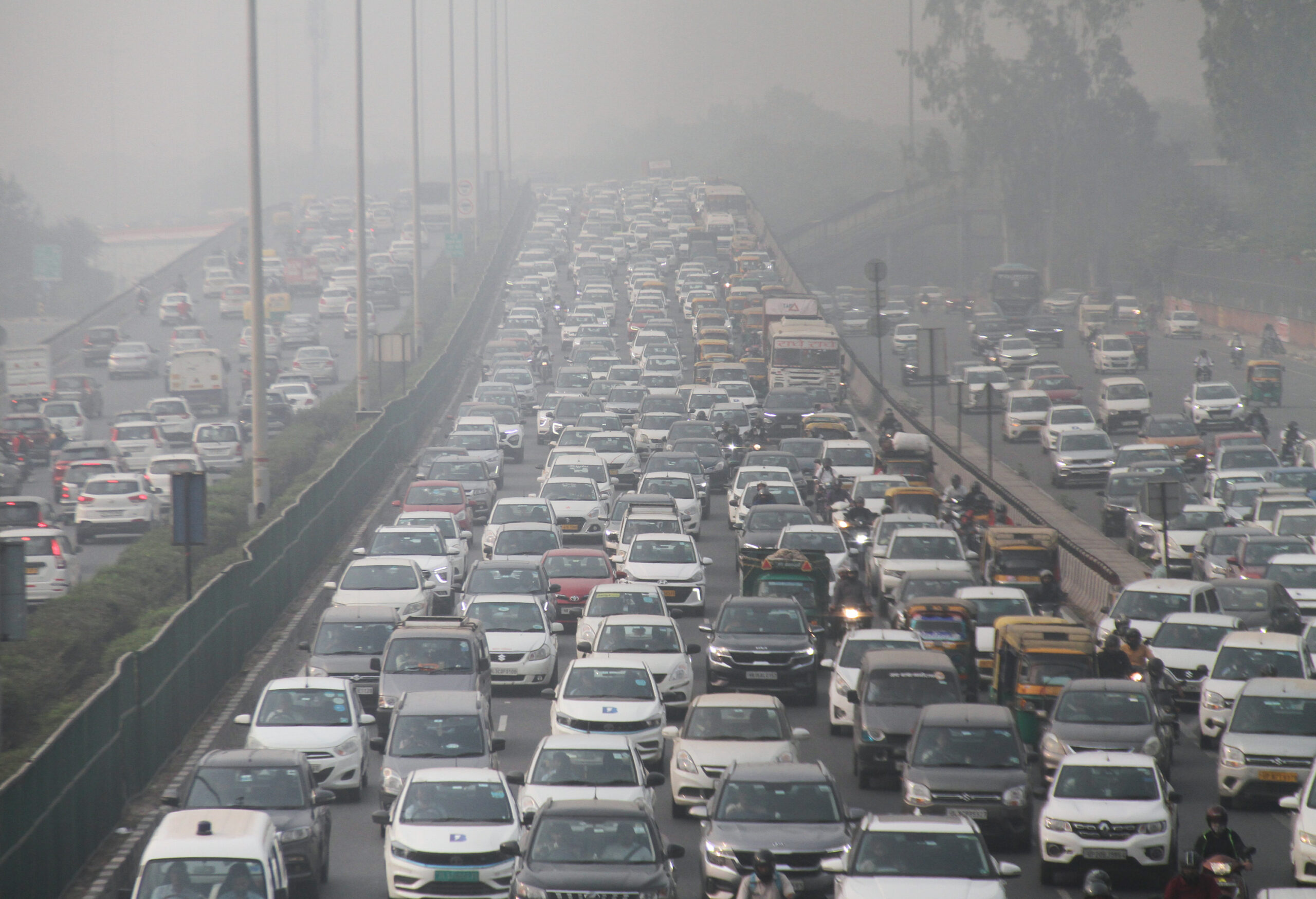 Diesel vehicles entering Delhi despite ban, says minister