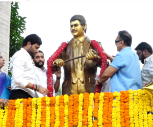 Kamal Haasan unveils statue of superstar Ghattamaneni Krishna