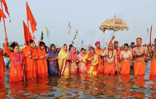 Devotees take dip at confluence of Ganga, Yamuna on auspicious occasion of Dhanteras