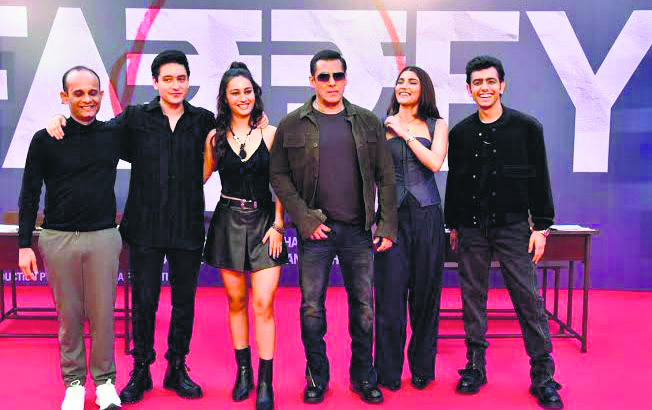 Salman Khan graces 'Farrey' film premiere looking dapper in black - The  Daily Guardian