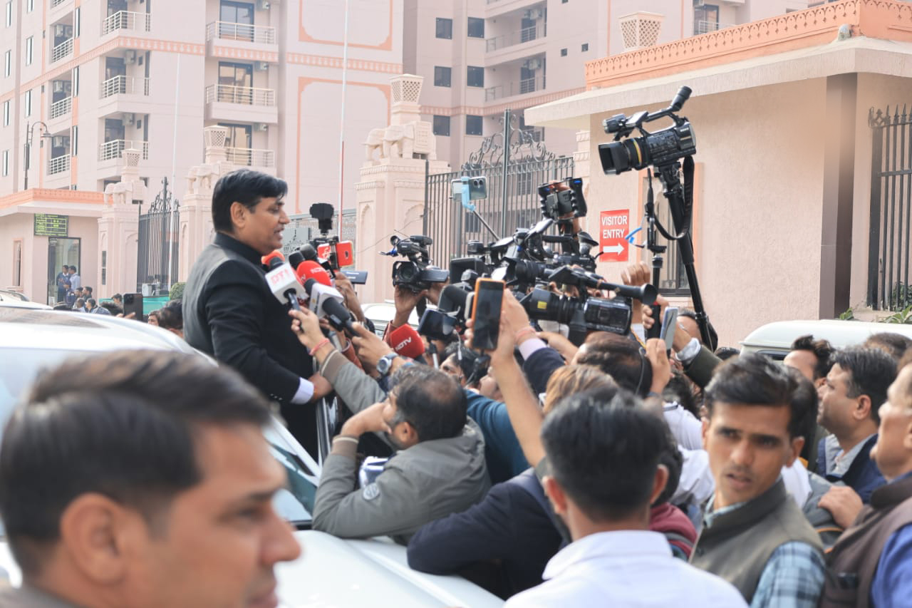 Cong leaders wear black scarves in first assembly session