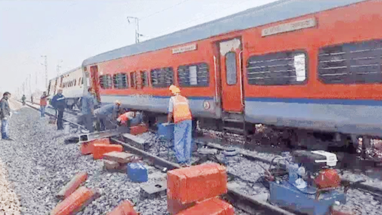 Four Ajmer-Sialdah Express coaches derail, no injuries reported