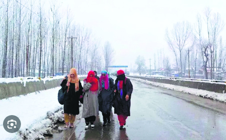 Dense fog causes disruption in Srinagar, temperature hits minus 3°C in valley