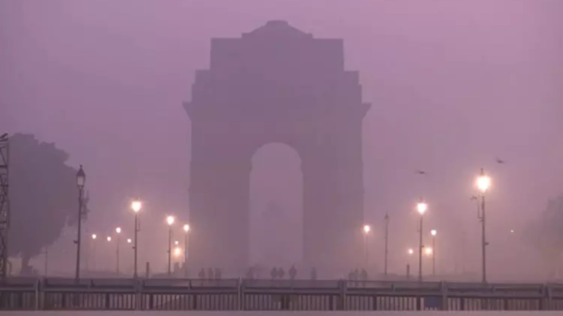Delhi wakes up to dense fog, poor visibility casuses disruption in traffic