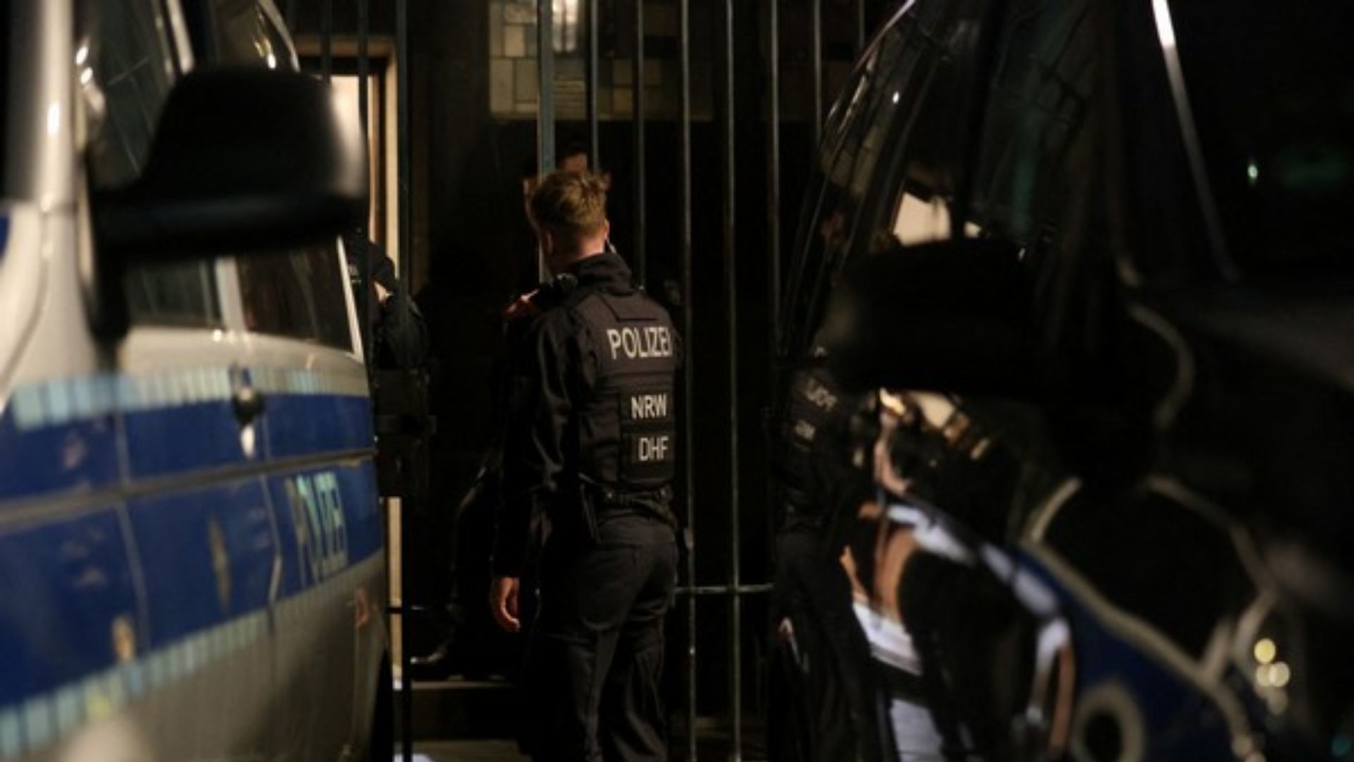 German police tighten security at Cologne cathedral amidst the threat of attack